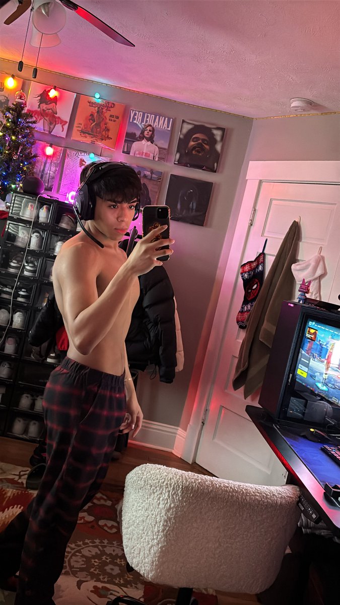 dannyboyctrl's tweet image. woke up craving some Fortnite &amp;amp; 😔