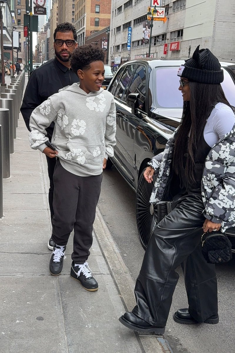 CiaraWorldNet's tweet photo. The Wilsons attend the Cleveland Cavaliers v New York Knicks Game (12.25) https://t.co/iJKkMPLg4m