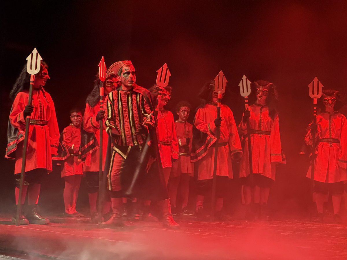 Aj_Ripoll's tweet photo. 🎭 Al Teatre Comtal de #Ripoll, primera representació d’aquest Nadal dels Pastorets! Se’n faran dues més demà, 26 de desembre a les 18.00 h, i el 4 de gener a les 17.30 h.

🎟️ Entrades a https://t.co/wUfEHysf8j, al Museu Etnogràfic, o una hora abans de l’espectacle al teatre. https://t.co/gyeuMdW6UT