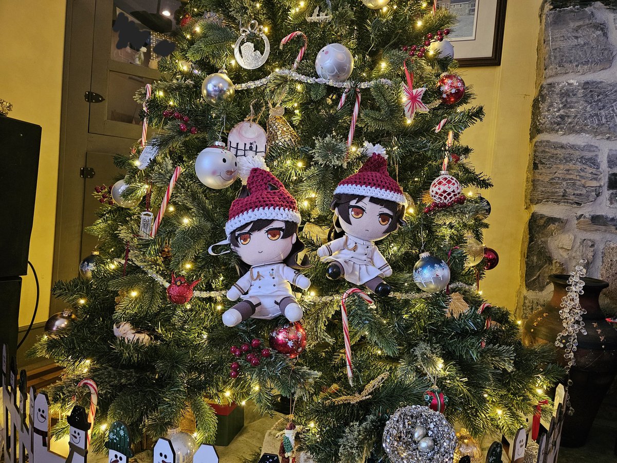 RadMayan's tweet photo. Merry Christmas everyone! Hope santa was good to you!

Today I get to fly back home but visiting family was nice! Takao and Atago even kept their hats on over the whole exciting day! https://t.co/eZUgu9noWM