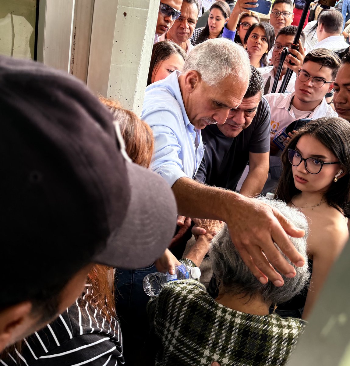 Felicitaciones al presidente electo de Honduras <a href="/titoasfura/">Papi a la Orden</a>, como observadora electoral doy fe del talante democrático del pueblo Hondureño, de la alegría con la que acudieron a las urnas y del voto de castigo al Gobierno de Xiomara Castro 🇭🇳