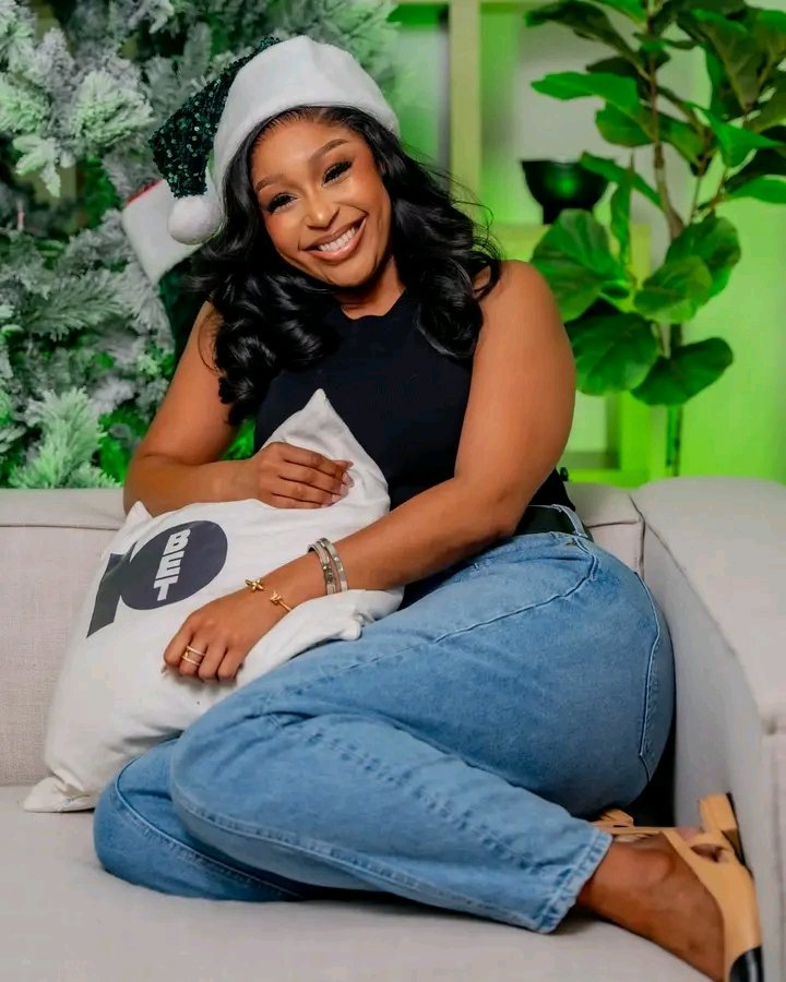 Former Kaizer Chiefs Goalkeeper Itumeleng Khune spends Christmas his Wife &amp; Kids, meanwhile his Ex-girlfriend Minnie Dlamini spends Christmas alone. Minnie divorced with her ex-husband Quinton Jones in 2012, after marrying in 2022. #merrychristmas #Indaba365 #minniedlamini🤶