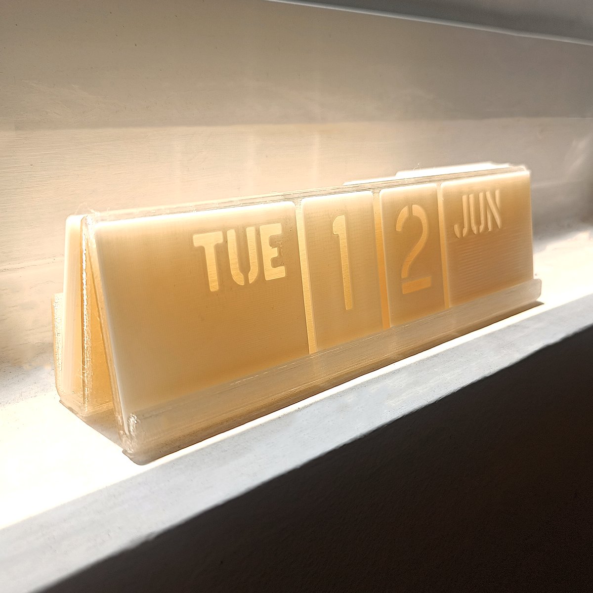 Came up with an easy 3D print perpetual calendar for New Years 📅 Find it on <a href="/Cults3D/">Cults.</a> ! cults3d.com/:3845210