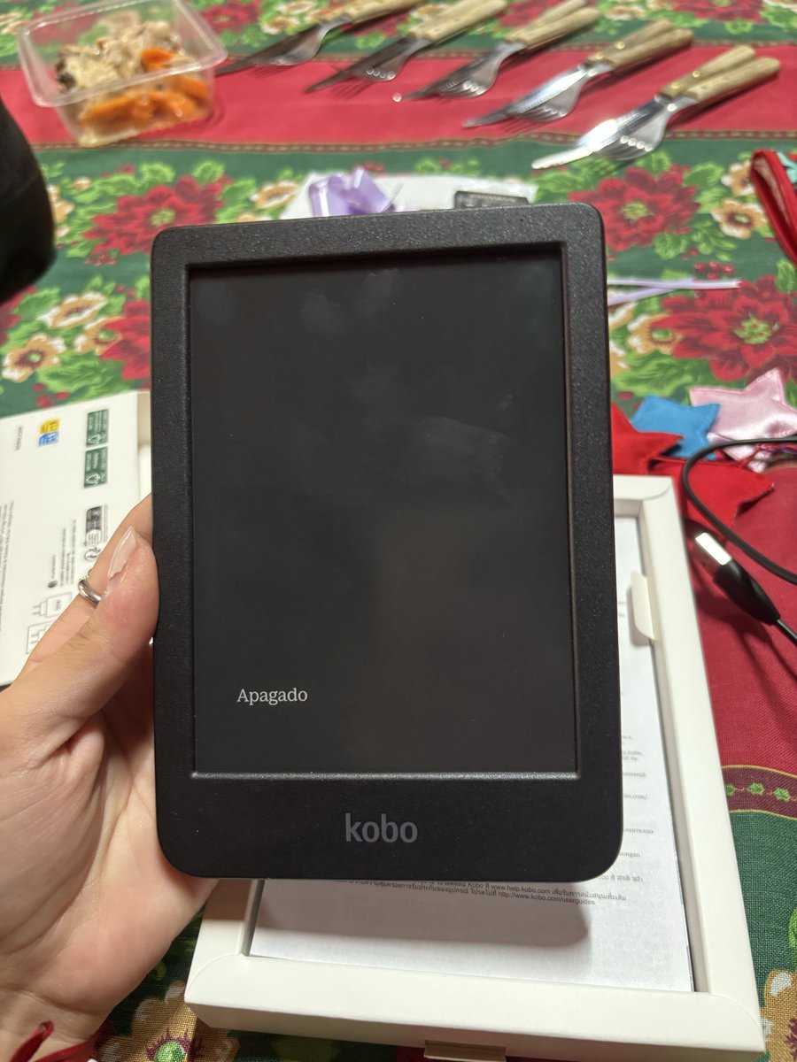 Valenwtt's tweet photo. es el dia mas feliz de mi vida, mi novio me regalo un kobo😭 https://t.co/xw0Vnyxeyr