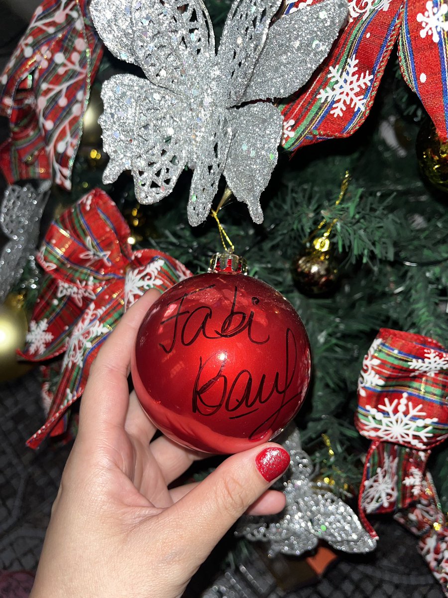 archivemyra's tweet photo. feliz natal diretamente da minha árvore com minha bolinha autografada pela myra e pela fabi 🎄 https://t.co/UZuWmA3uGe