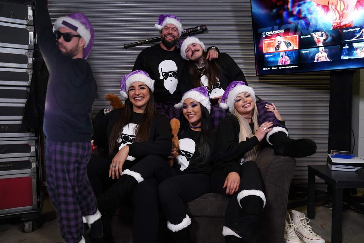 YaOnlyLivvOnce's tweet image. Merry Christmas from our family to yours 🖤🖕

@DomMysterio35 
@roxanne_wwe 
@jd_mcdonagh 
@FinnBalor 
@RaquelWWE