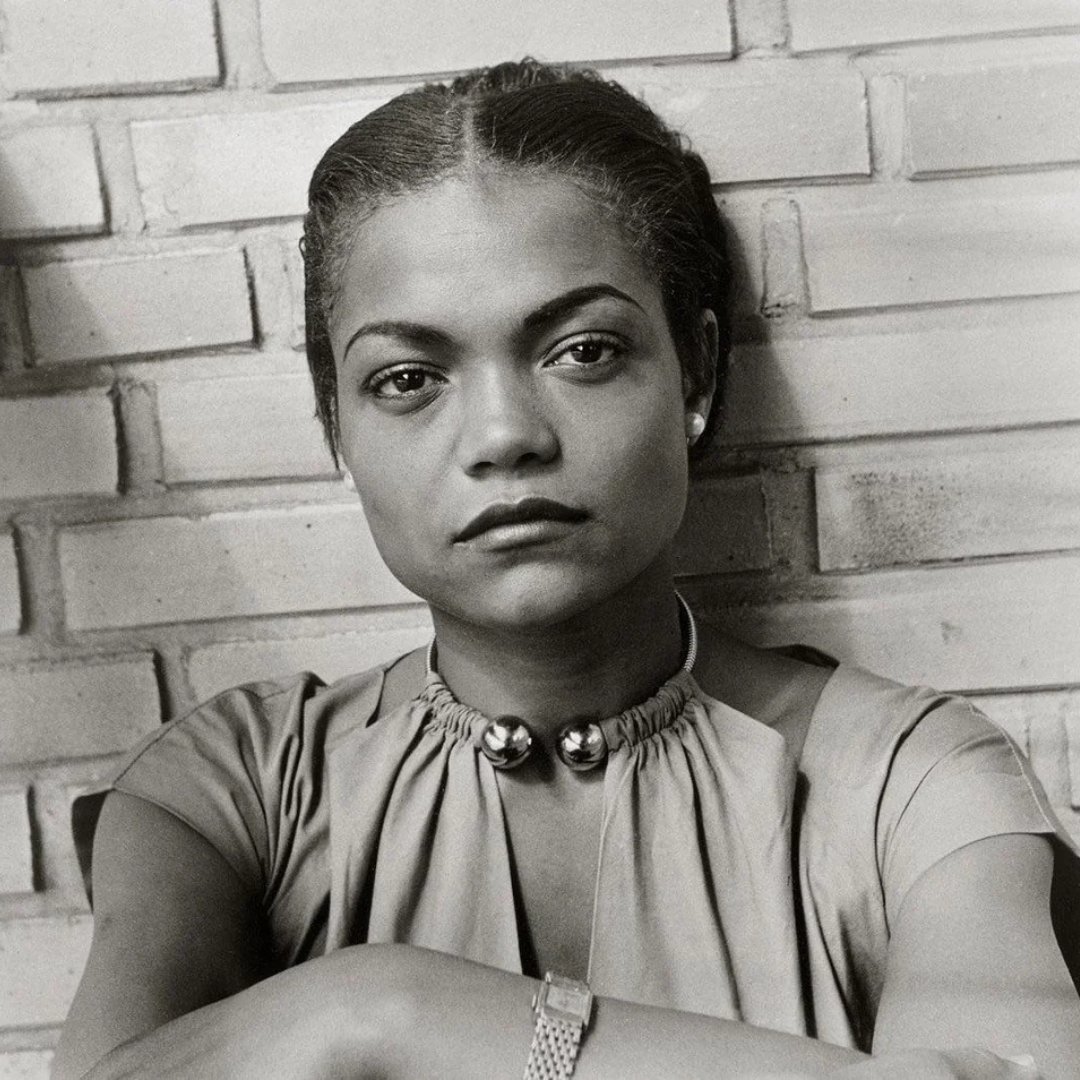 BlackMediaHub's tweet image. Eartha Kitt
Conceived by rape
born on a cotton plantation
spoke 5 languages
sang in 7
recorded the hit song Santa Baby July 1953.