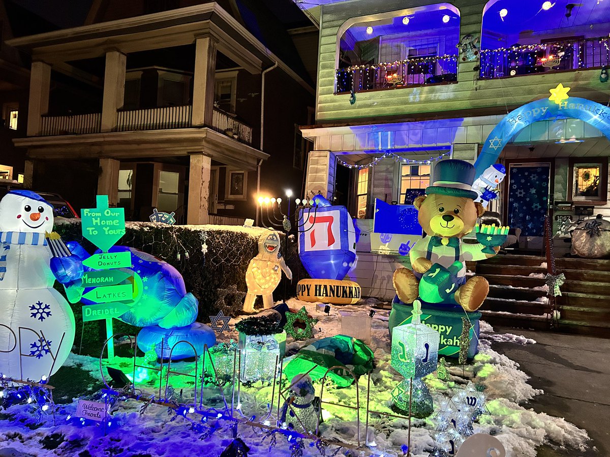 Happy Holidays! I have been staying in NYC on shoots, enjoying brilliant lights and cold!
ハッピーホリデー、みなさま。撮影でニューヨークにいます。寒いですが、煌びやかなライティングを楽しんでいます。