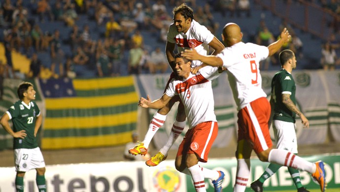 Noitedecopa's tweet photo. 🔎 VOCÊ SABIA?

O Brasília é o único clube do Distrito Federal que já jogou uma competição internacional. Isso aconteceu no ano de 2015, a vaga foi conquistada através do título da Copa Verde de 2014 em final contra o Paysandu.

Apesar de ter jogado a competição, o clube candango enfrentou apenas clubes brasileiros. Como os times do Brasil entravam diretamente na segunda fase, o primeiro adversário do colorado foi o Goiás, na ida 0x0, já na volta o Brasília eliminou os goianos vencendo por 2x0 em pleno Serra Dourada. Nas Oitavas de Final, o time candango foi eliminado contra o Athletico-PR, que venceu na ida em Curitiba por 1x0 e empatou em 0x0 na volta.

O Brasília foi o clube do Distrito Federal que mais jogou a primeira divisão nacional, isso aconteceu em 9 oportunidades: 1977, 1978, 1979, 1980, 1981, 1983, 1984, 1985 e 2000. Além de já ter jogado as séries C e D. Em questão de títulos, possui o título da Copa Verde de 2014, 8 títulos do Campeonato Brasiliense (sendo o último em 1987) e 2 títulos do Campeonato Brasiliense da 2ª divisão. 

Em 2026 o Brasília disputará novamente a 1ª divisão do futebol local, e tem como objetivo voltar pro cenário nacional.