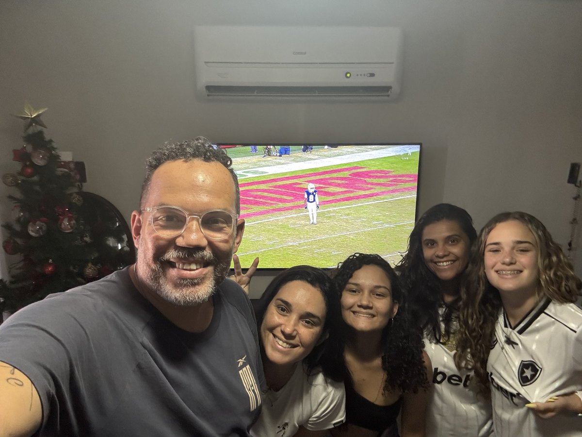 aramiroc's tweet image. Watching #NFLonNetflix from Rio de Janeiro 🇧🇷