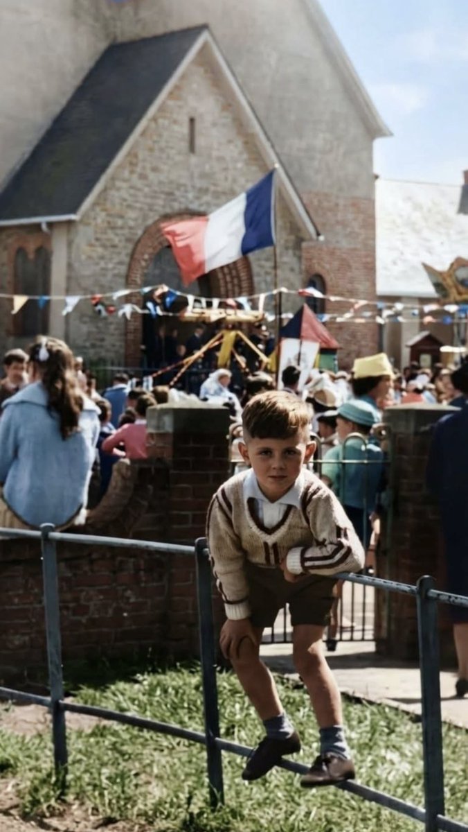 ProperBadger's tweet image. My brother sent a photo of my dad as a kid to a restorer. It has come up beautifully besides one minor detail. A clue: my dad was from Dublin…