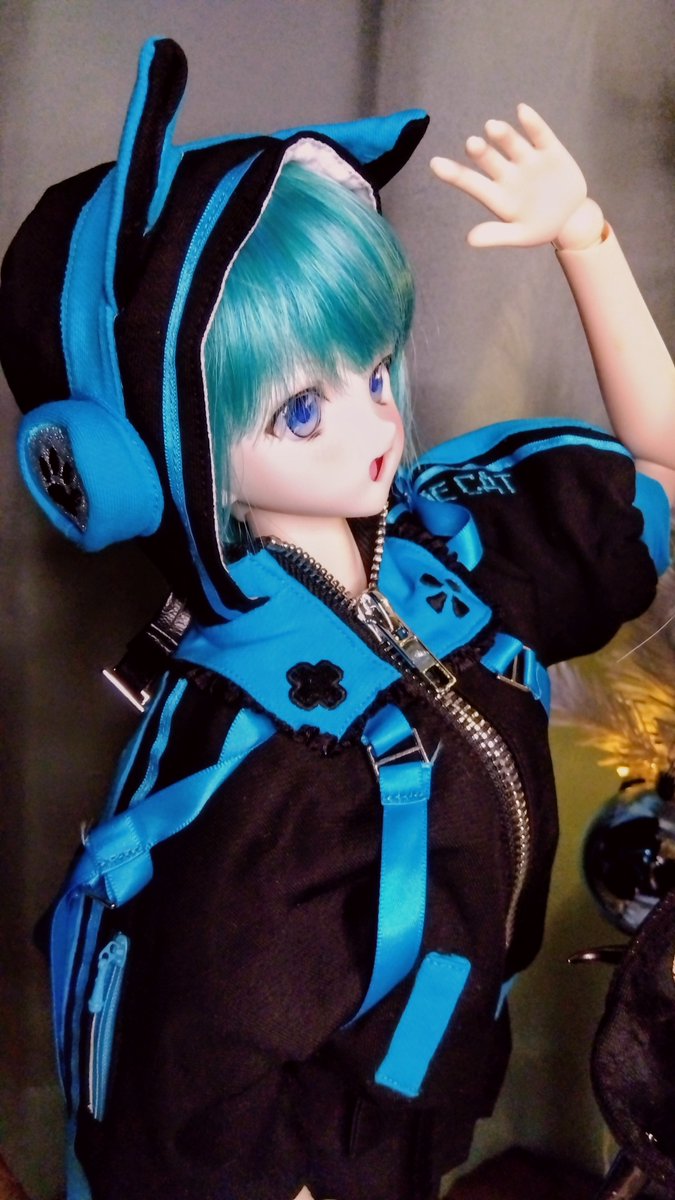 104tokia's tweet photo. #クリスマス #きせっ娘 #緋星服 #オビツ50 
#キャンドゥ
実はまだクリスマス画像がちょこっとあったり･･･
スマホを逆さまにして角度ちょっと変えたVer.
なのであんまり代わり映えない画像だけどね

るぅなには少し小さい衣装なので何気に
腕まくりしちゃってるのがいかんね･･･
フードは被って防寒対策してるのに(^-^;