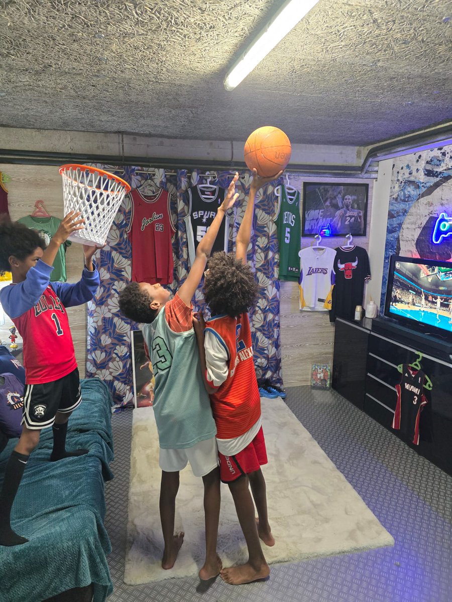 soumdjay's tweet photo. #NBAEXTRA 
Un #NBAChristmasDay tout en s'amusant !! 🏀🏀
#NBAXmas
#NBAEXTRA
#Chrismasday https://t.co/qOSneUdicy