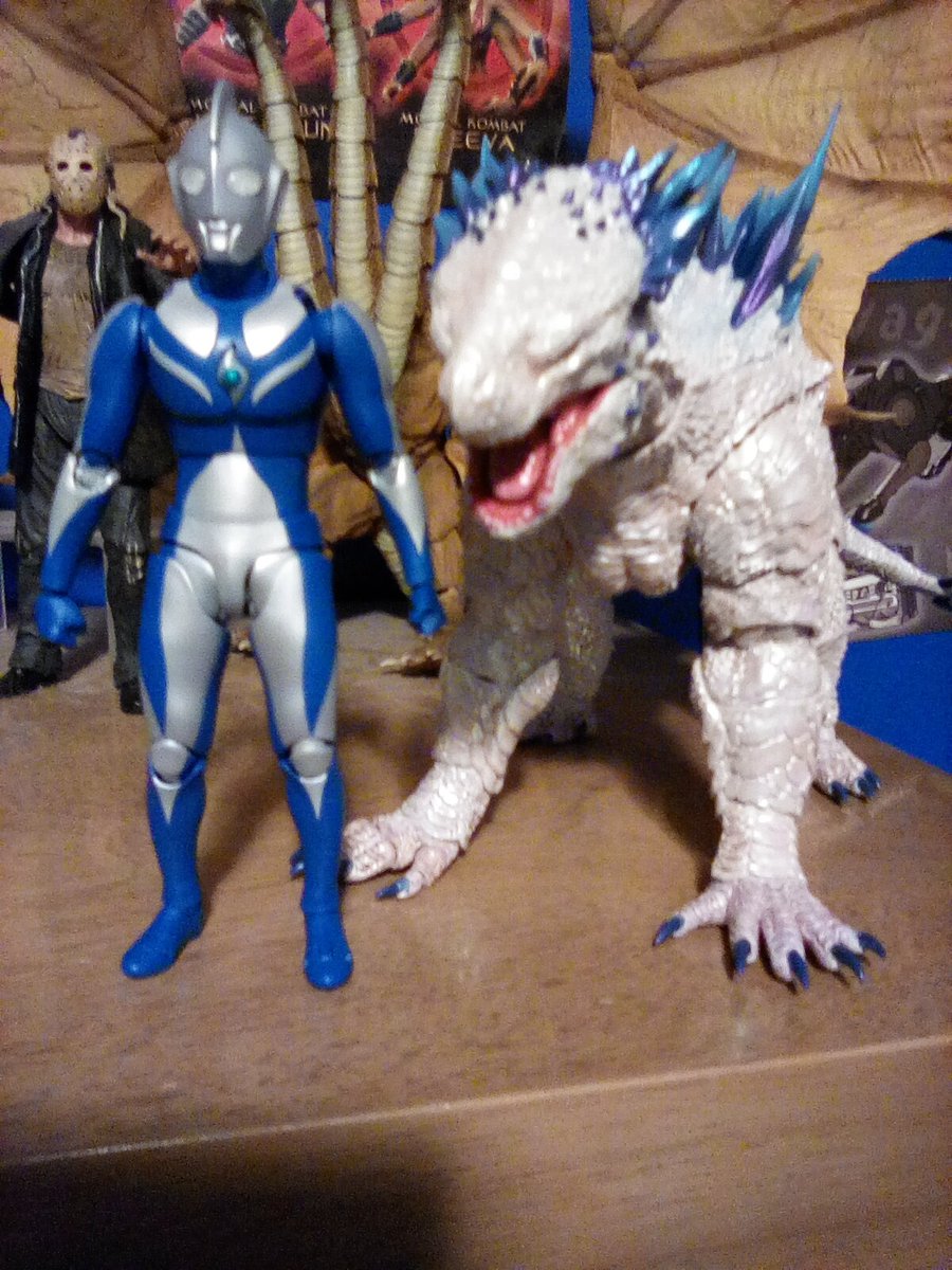 Ezilla82's tweet image. Got another Blue Ultra before Christmas. And he isn't too shabby.