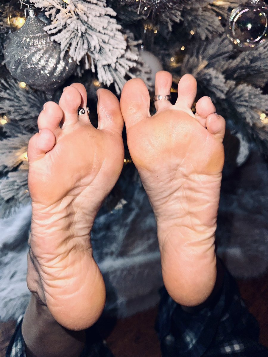 MrsElleeC's tweet photo. Toe spreads under the Christmas Tree. Merry Christmas 2025! #footfetish #spreadtoes #wrinkledsoles https://t.co/vfyibGuwWp