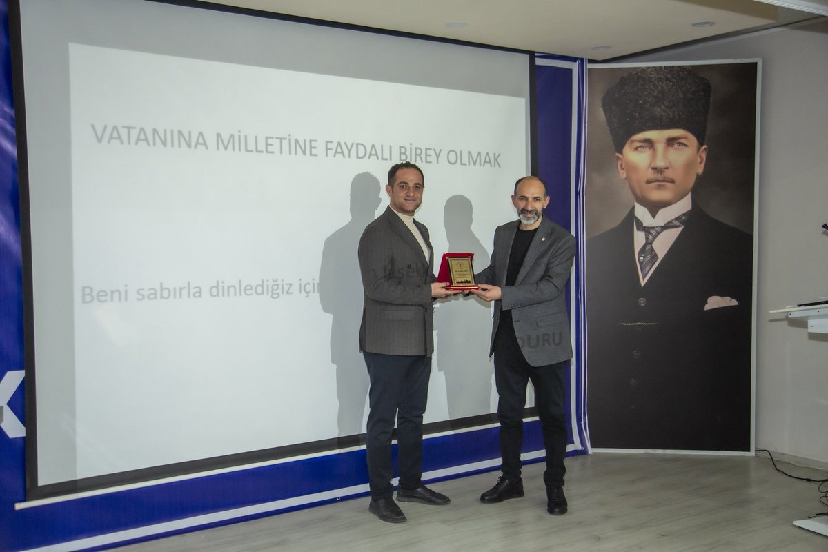 6-) Aket Kariyer Günleri Kapsamında Spor Yöneticiliği Semineri sunan Spor Uzmanı Cumali Duru’ya plaket takdimi, Askf Başkanı Celal Bulut tarafından yapıldı.