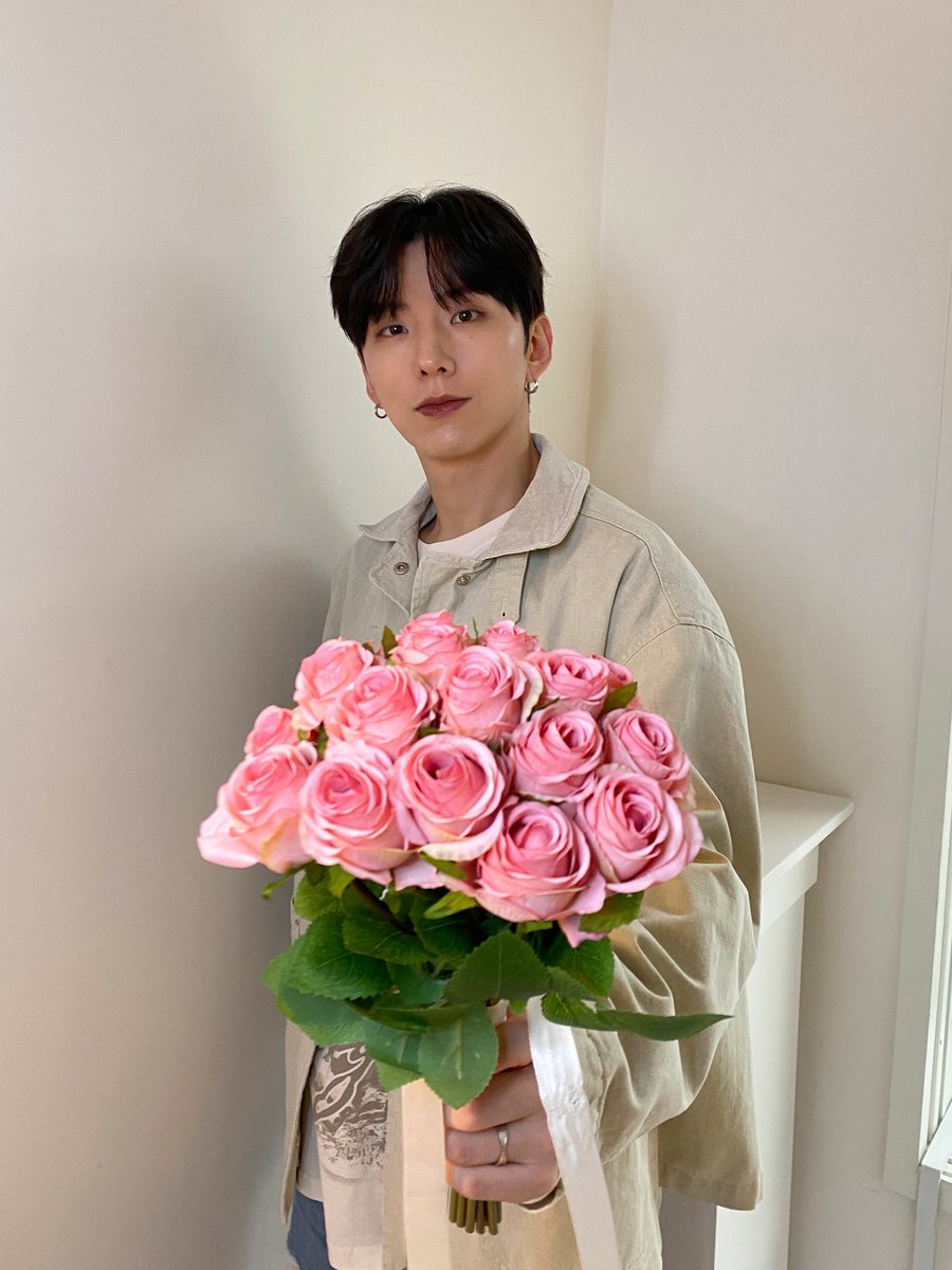 kkhaemu's tweet photo. 깜짝으로 꽃다발 들고 찬균이 공연 보러 간 기연 생각 남 감동 받았으면서도 괜히 집에 있으라니까 왜 왔어어ㅜ 이러고 https://t.co/KfKVVMsFlD
