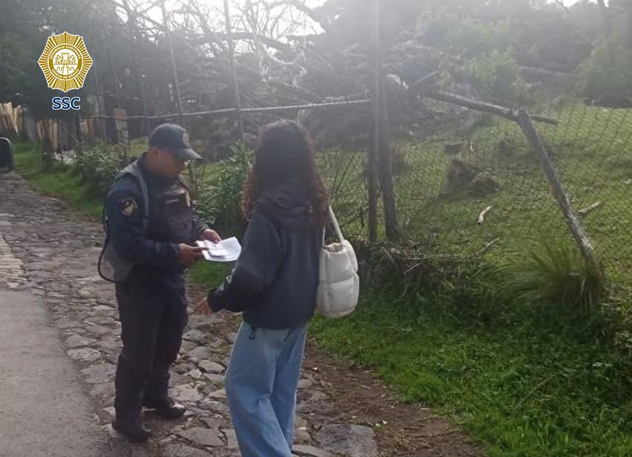 SSC_CDMX's tweet photo. #PueblosSeguros | En #ParresElGuarda, la cercanía hace la diferencia, a través de visitas #CasaXCasa el sector #Topilejo fortalece la confianza y la comunicación directa con habitantes de la alcaldía @TlalpanAl.
#ZonaSur #JefaDeGobierno @ClaraBrugadaM https://t.co/LH9wEpVlGH