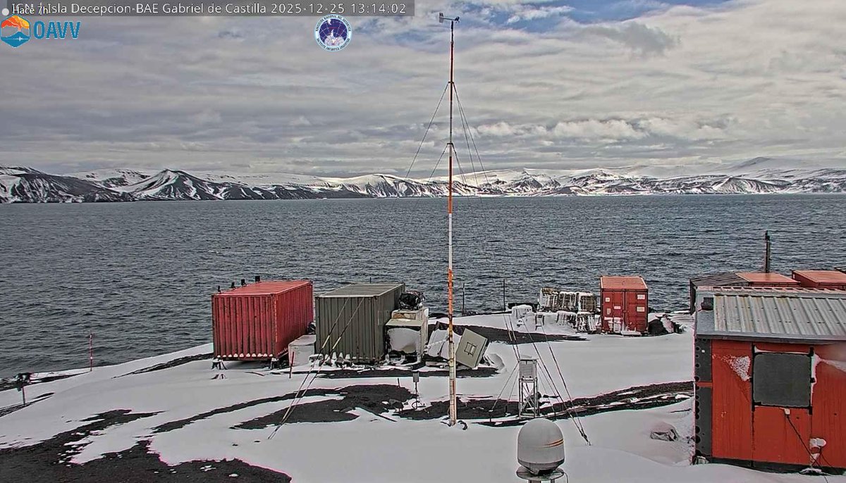 MalvinasData's tweet image. 📷 Postales navideñas de la Antártida 🇦🇶🎄
Así estaba hoy al mediodía la base antártica Gabriel de Castilla 🇪🇸 en la isla Decepción, donde está emplazado el Observatorio Argentino de Vigilancia Volcánica 🇦🇷.
En los próximos días arribará desde Ushuaia el BIO Hespérides.