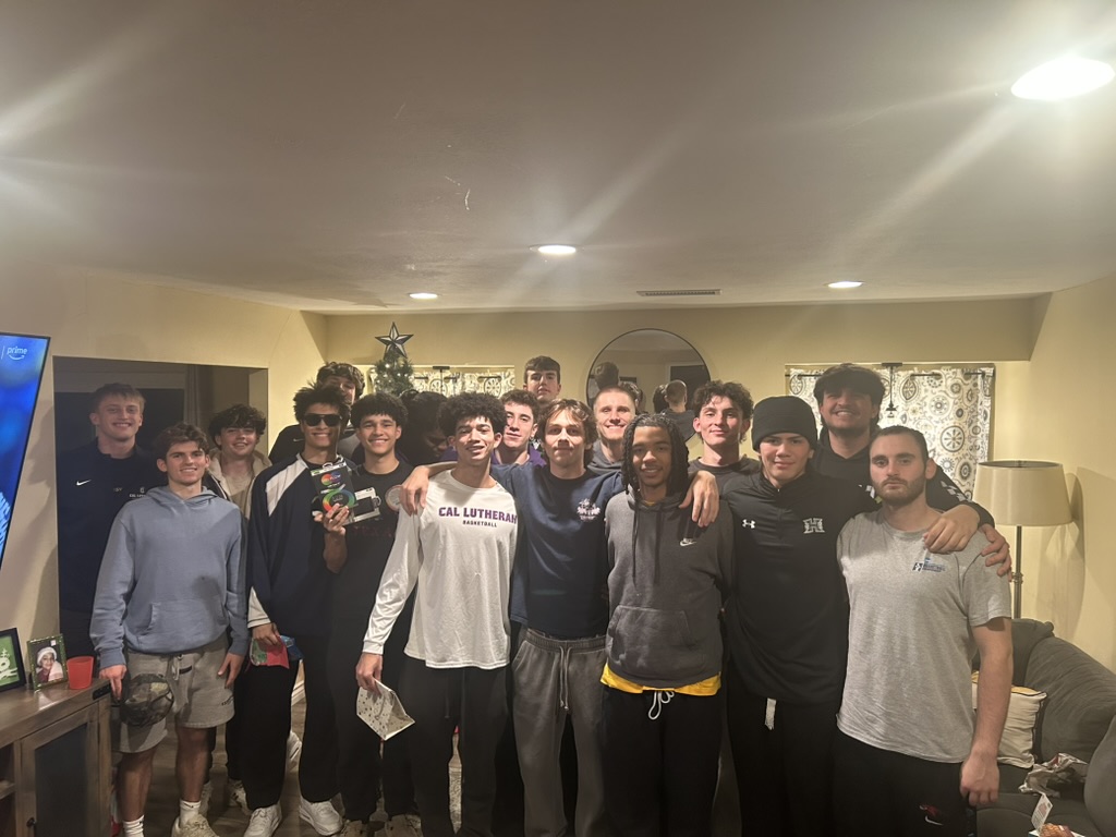 CLUmBasketball's tweet photo. Merry Christmas from Kingsmen Basketball.  Hope to see you at home games on Dec. 30, 31, and Jan. 5.  #goKingsmen https://t.co/EB0IKxEwq7