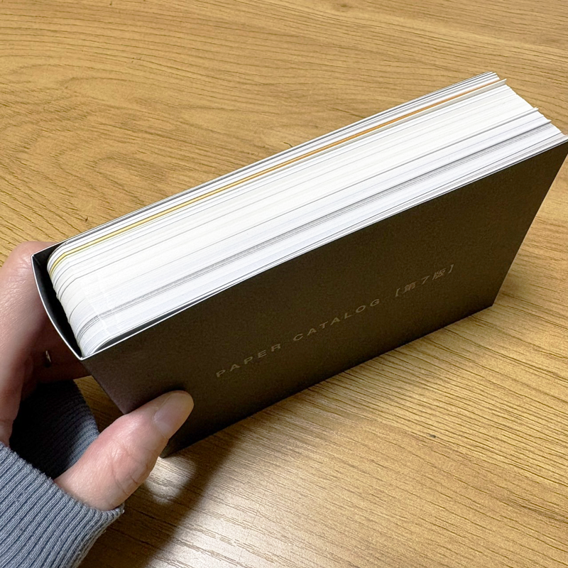 これはテンションあがる！
グラフィックさんのペーパーカタログをGET！
○○紙に似たような紙質で印刷したいです♥と言われても、もう怖くない🥹
勉強してもっと提案の幅を広げていくぞ～
