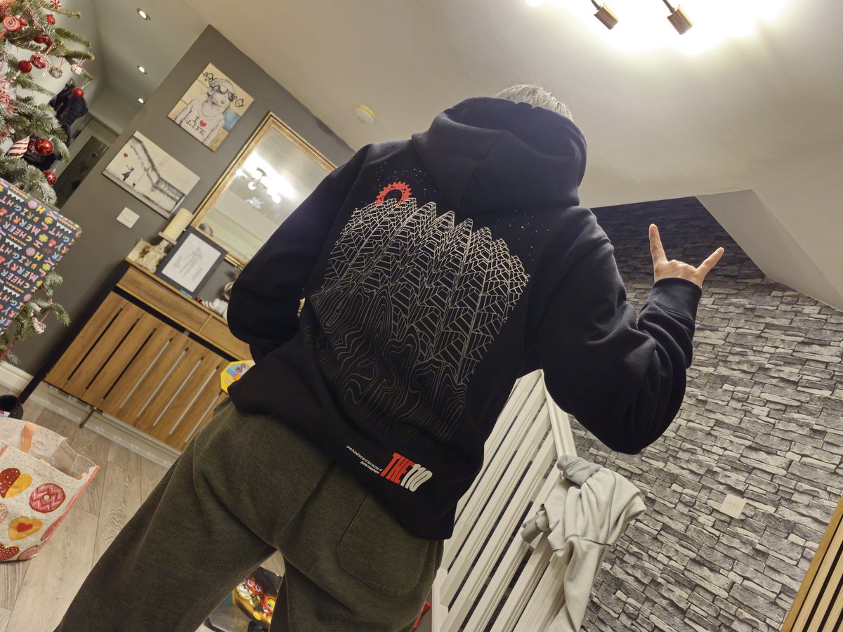 Given the gift of <a href="/The110Farm/">The 110 Farm</a> <a href="/Syndicate/">Tom</a> for christmas!!! Thank you <a href="/foxy49s/">🐾Amanda 🐾</a> , you kept that quiet 😆

I love this design, and I needed a new hoodie too!!