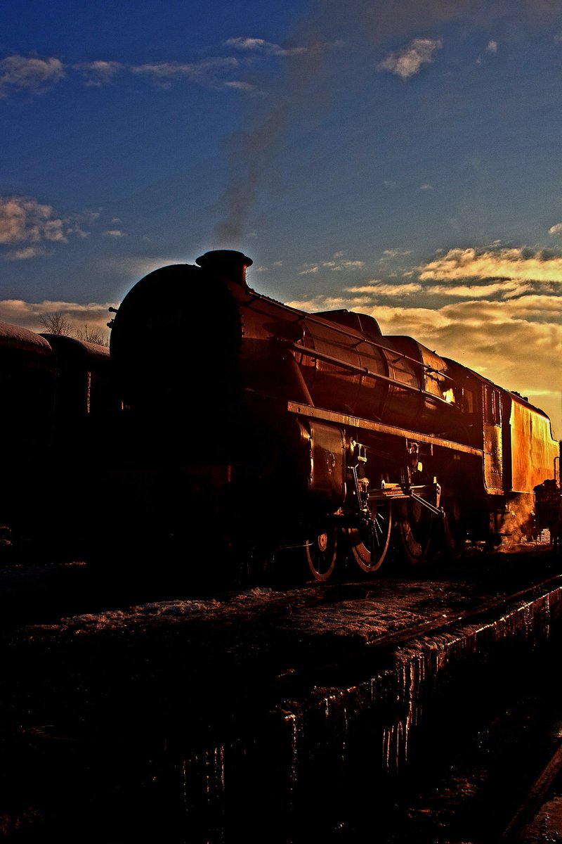 njvphotographee's tweet image. Good evening all , 25th December 2010 , yes Xmas day 15 years ago with black five 45337 on a frozen depot for a #Steamfix #ChristmasDay