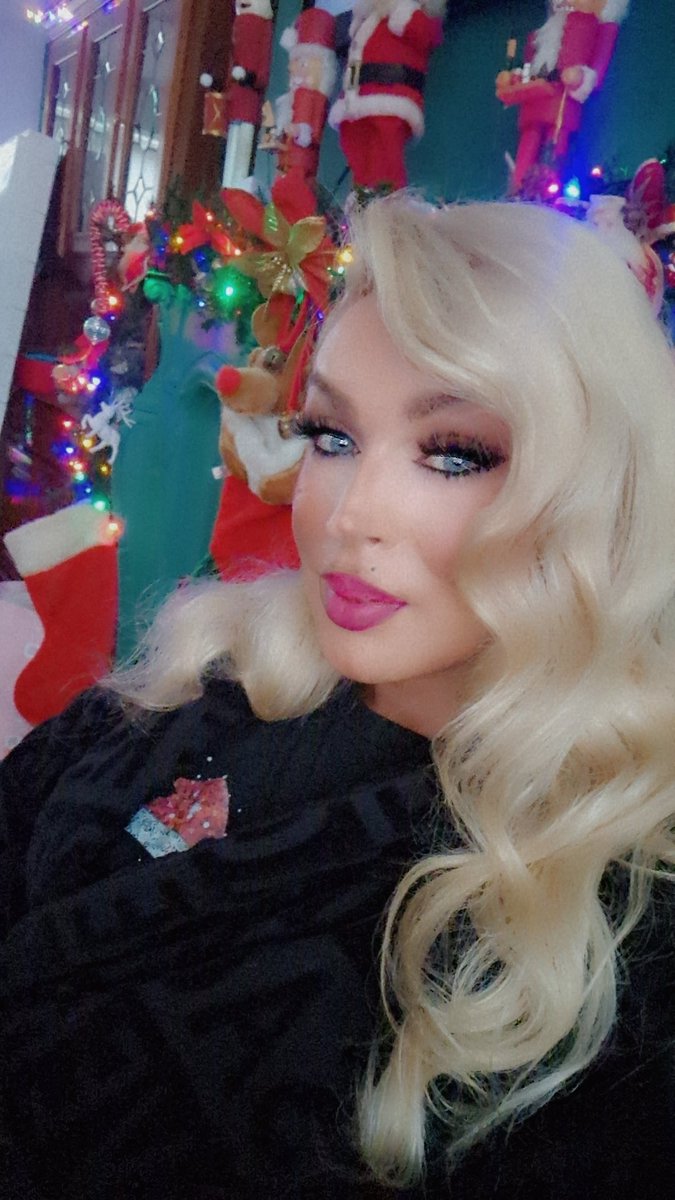 TexasGotti's tweet photo. Merry christmas from my home to yours ❤️🎄🎅🍷 https://t.co/KqxByWratW