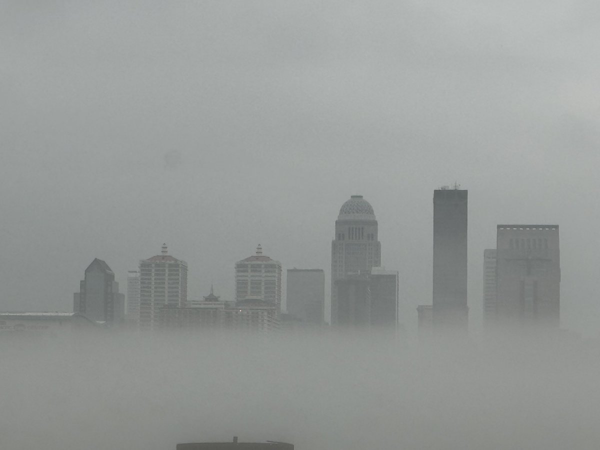 rmclean306's tweet photo. Louisville is floating in the sky!!! @ MarcWeinbergWX https://t.co/qmsCYFs6kk