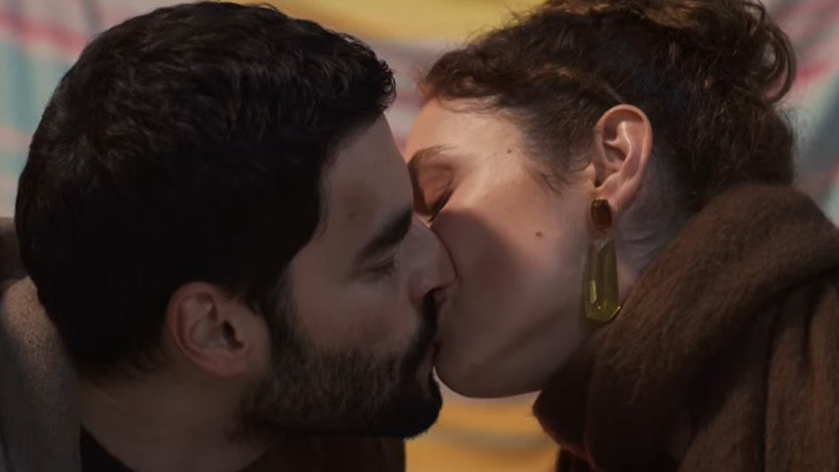 hamsi soğan falan yemelerine rağmen duramadılar aşk değil de ne bu #veliaht #timhan