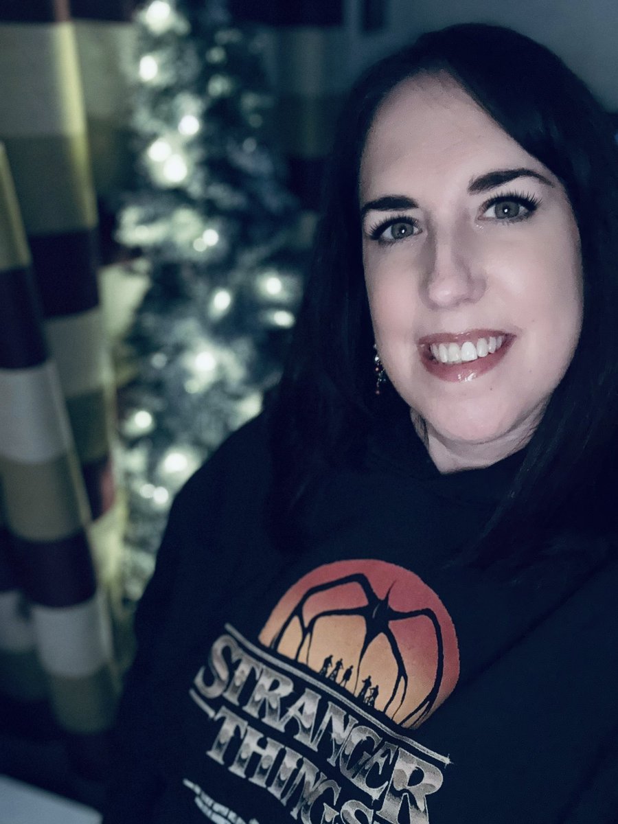 Gemmabaggies's tweet image. 4 hours to go! #StrangerThings5 #excited