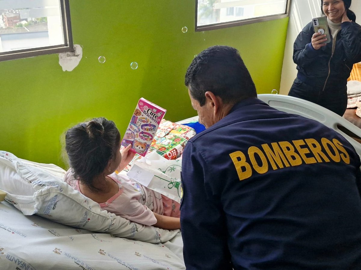🚒Bomberos Oficiales de Manizales protagonizaron una inesperada visita navideña al Hospital Infantil Rafael Henao Toro.
Vestidos como Papá Noel, realizaron un descenso con cuerdas por la fachada, e ingresaron por las ventanas para sorprender a los pequeños pacientes con regalos.