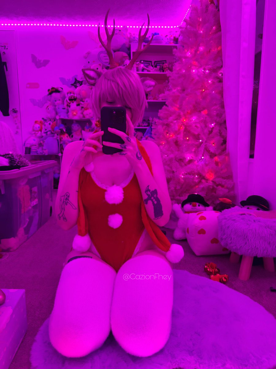 Santa’s goodest boy wishes you a merry christmas!! ૮ ˶ᵔ ᵕ ᵔ˶ ა❤️