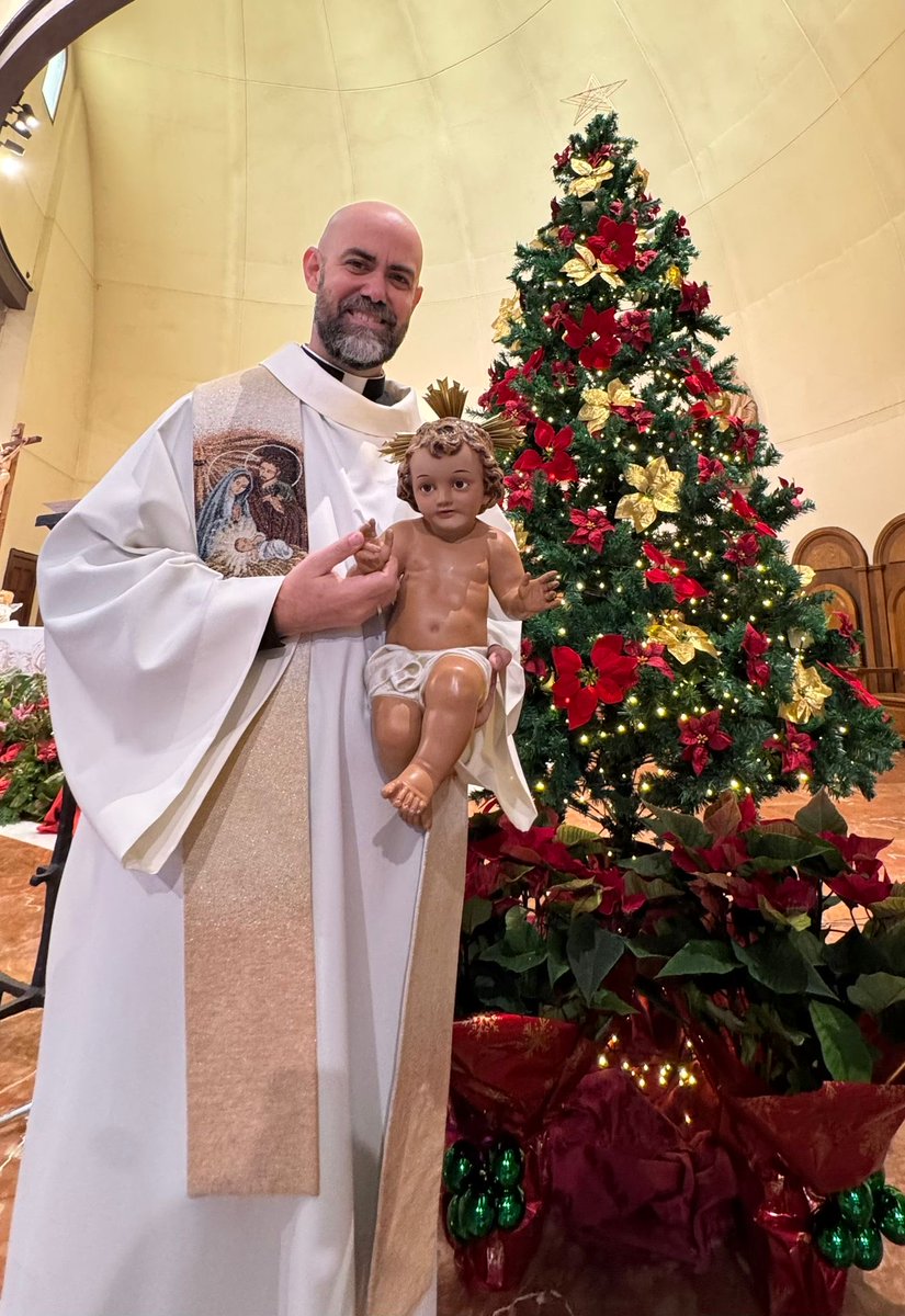 Querida comunidad:
Al llegar la Navidad, mi deseo es acercarme a cada uno de vosotros con un saludo. Celebramos que Dios ha querido hacerse pequeño, cercano, frágil… y eso nos recuerda que lo verdaderamente grande nace siempre del amor.
Feliz y santa Navidad para todos.