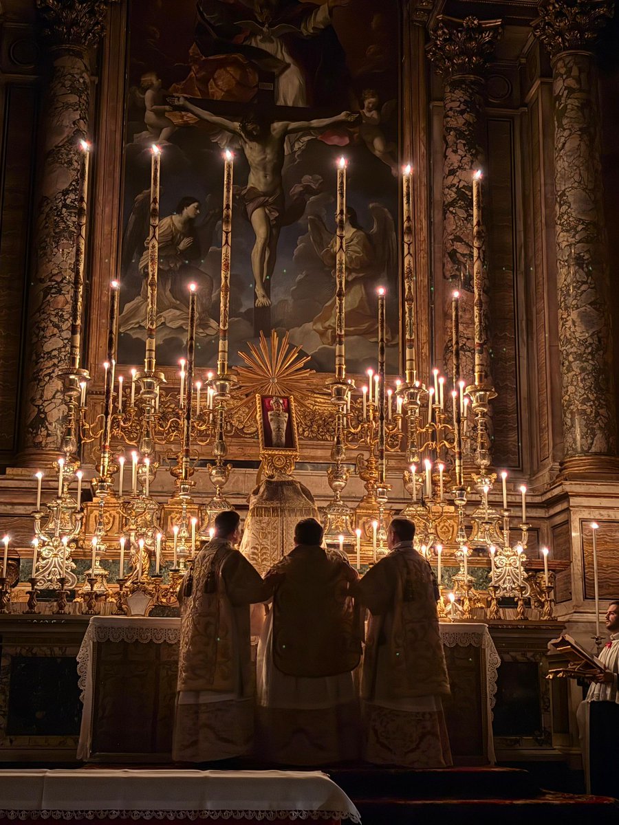 AlessandroCochi's tweet image. Nella sua Luce tutto illumina. Per noi oggi e' nato il Salvatore. #Natal #Natale #Natale2025 #BuoneFeste #SantoNatale #dicembre #Giubileo  #Roma