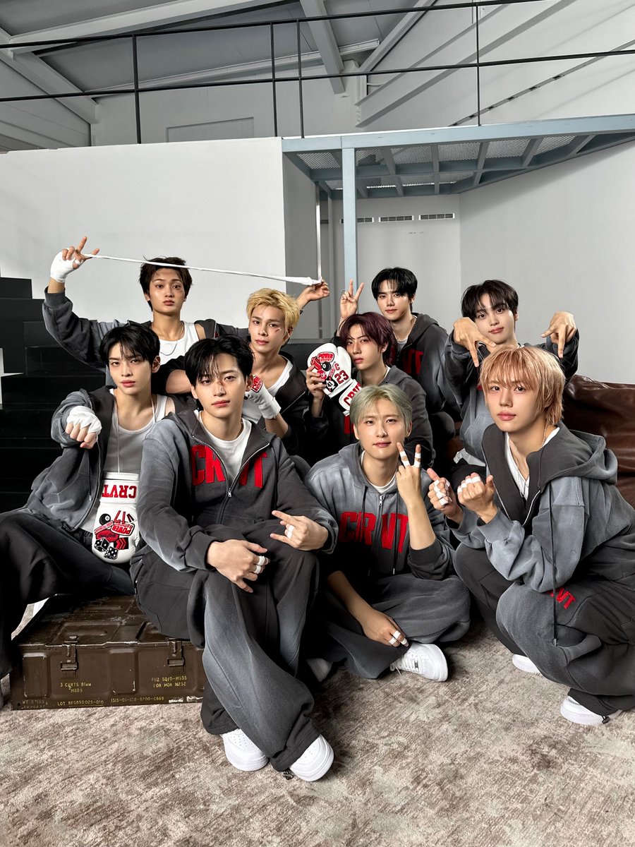 [📸]
CRAVITY 2026 SEASON’S GREETINGS
<WE ARE CRAVITY CREW>⚽️
⠀
#CRAVITY #크래비티
#DaretoCrave_Epilogue
#LemonadeFever