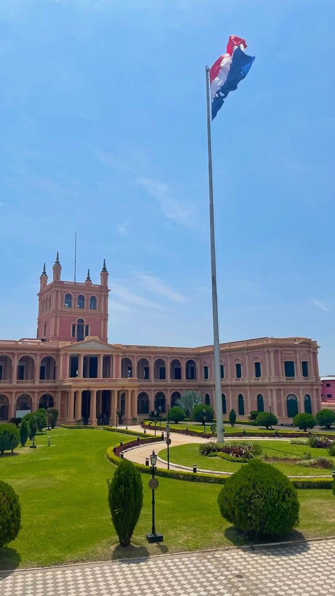 🇵🇾 Paraguay

Uno de los pocos países de Sudamérica donde no hay caos migratorio

La identidad nacional sigue intacta

La familia todavía importa

y caminar de noche no es una ruleta rusa.

No es perfecto.

Pero mientras otros se descomponen, Paraguay resiste.