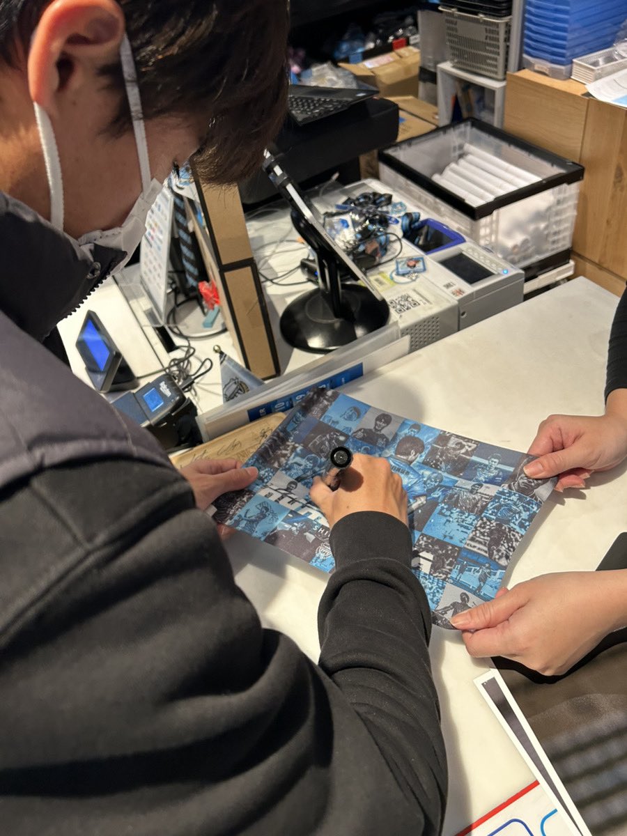 frontale_staff's tweet photo. ／
🗣️ 車屋選手 アズーロ・ネロにご来店🐬✨
＼

昨日、車屋選手がアズーロ・ネロに遊びにきてくれました😌

《車屋紳太郎選手引退記念ミニブンブンフラッグ》の当たりとしてサインを書いてくれたので、ご購入いただくとサイン入りのフラッグが当たるかも‼︎‼︎🫣

また、店内に飾っている写真にもメッセージを入れてくれたので、ぜひアズーロ・ネロに見に来てください🌟

【アズーロ・ネロ】#frontale #車屋紳太郎