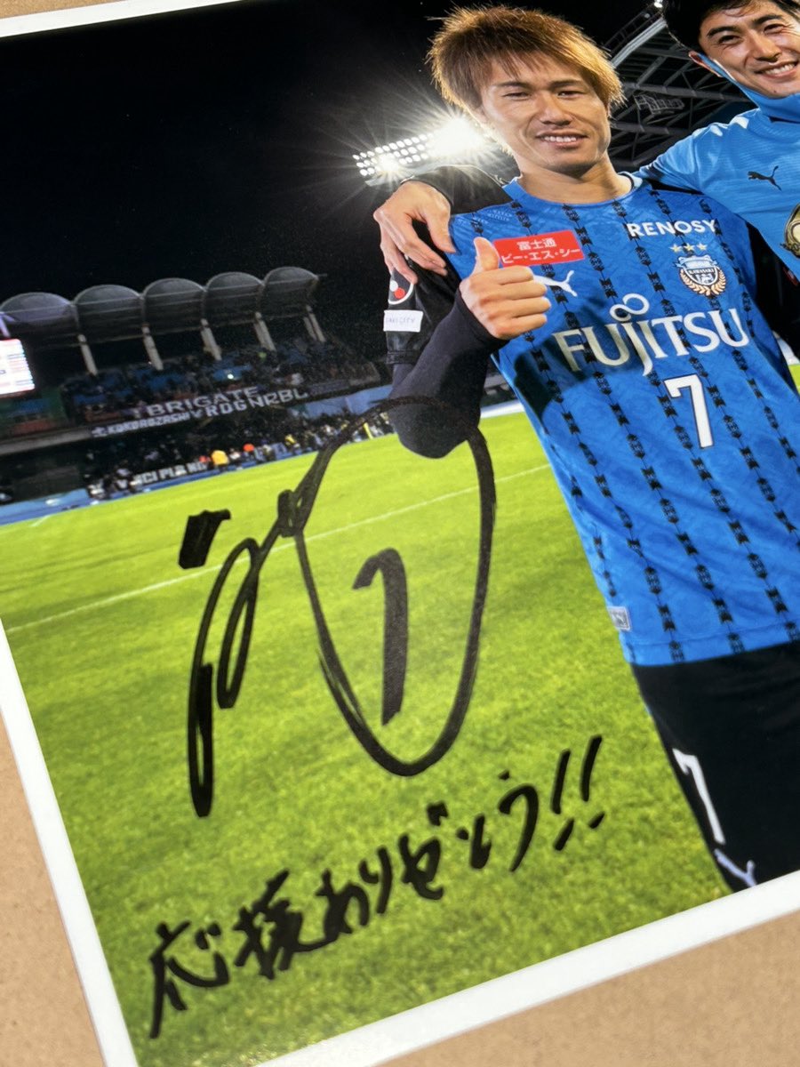 frontale_staff's tweet photo. ／
🗣️ 車屋選手 アズーロ・ネロにご来店🐬✨
＼

昨日、車屋選手がアズーロ・ネロに遊びにきてくれました😌

《車屋紳太郎選手引退記念ミニブンブンフラッグ》の当たりとしてサインを書いてくれたので、ご購入いただくとサイン入りのフラッグが当たるかも‼︎‼︎🫣

また、店内に飾っている写真にもメッセージを入れてくれたので、ぜひアズーロ・ネロに見に来てください🌟

【アズーロ・ネロ】#frontale #車屋紳太郎