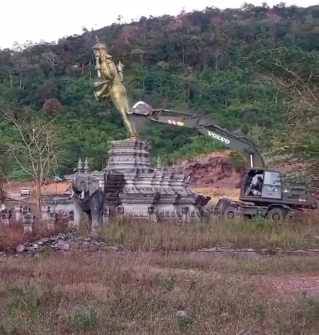 DYPheary's tweet photo. The Lord Vishnu statue  destroyed by Thailand's military when they invaded in to Cambodia territory.  This statue located in An Sesh area of Phreh Vihea province Cambodia, which is 400 meters away from the Thai border.#CambodiaNeedsPeace 🇰🇭🙏 https://t.co/0hl2jxTWpR