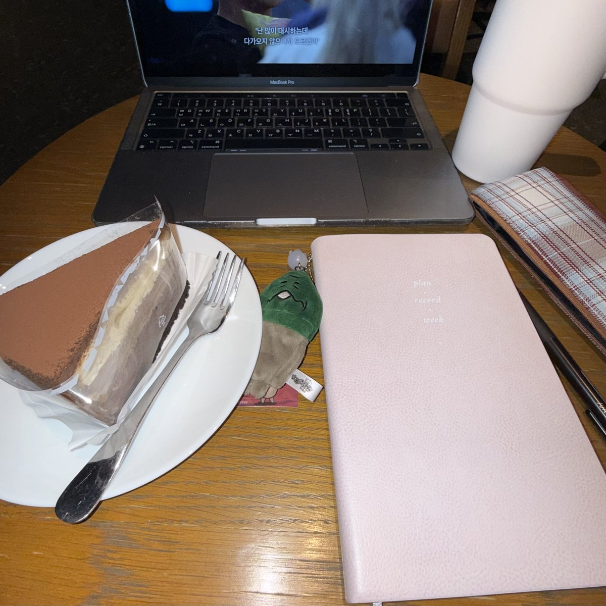 혼자 스벅에서 불량연애도 보고 라퓨타 보면서 다이어리도 썻슌