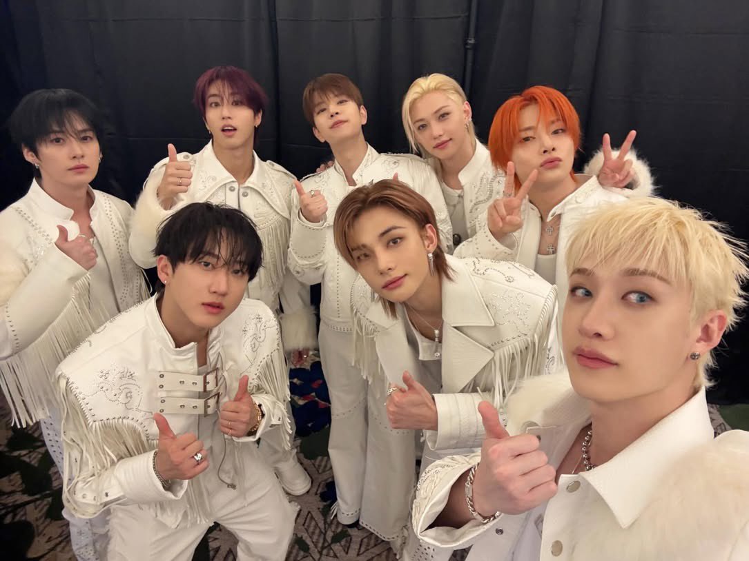 spearhyunnie's tweet image. stray kids threads update: "all you need for the holidays is love, dreams and stray kids ❄"