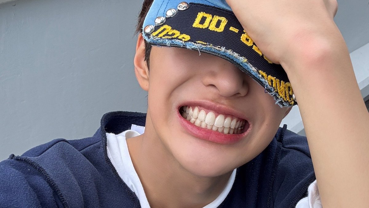 keonholds's tweet image. this type of keonho selca is my fav