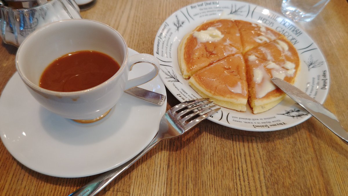 flatteccino's tweet photo. 今日は、喫茶店☕️で珈琲とホットケーキ🥞を食べるお仕事😶 https://t.co/uNFxm9UGoH