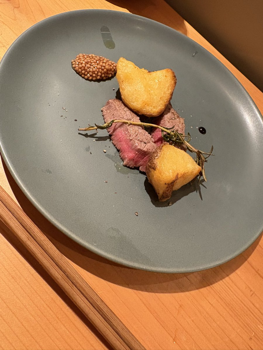 reinishikerry's tweet image. クリスマス🎄の夜はmenou さんで❤️本当に美味しかった😊
彼女の田んぼで採れたお米から作ったつきたてのお餅、いただきました❤️
#むつ市
#menou
#米作り
#女性シェフ
#代官山
#創作料理