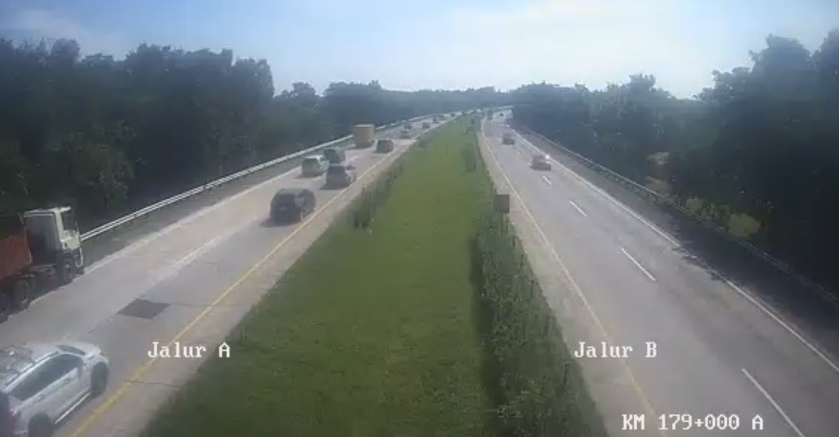 09.00 WIB - Ruas Tol Cipali KM 72-188

KM 82, 140, 179 - Lalu lintas terpantau ramai lancar di kedua arah.

Jaga batas kecepatan dan jarak aman dengan kendaraan lainnya.

#InfoCipali <a href="/PRFMnews/">Radio PRFM</a> <a href="/mnctrijaya/">MNC Trijaya 104.6 FM</a>  <a href="/RadioElshinta/">Radio Elshinta</a> <a href="/SonoraFM92/">Radio Sonora Jakarta</a>