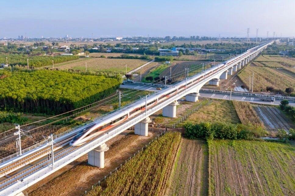 PDChina's tweet image. China, home to the world's largest high-speed rail network, has expanded its total operational mileage beyond 50,000 km with the launch of a new high-speed line on Friday. 
The 350km/h new line, spanning 299 km, links Yan'an, a sacred revolutionary heartland in northwest China's…