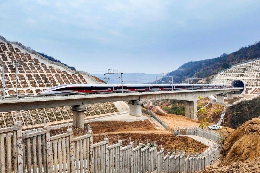 PDChina's tweet image. China, home to the world's largest high-speed rail network, has expanded its total operational mileage beyond 50,000 km with the launch of a new high-speed line on Friday. 
The 350km/h new line, spanning 299 km, links Yan'an, a sacred revolutionary heartland in northwest China's…
