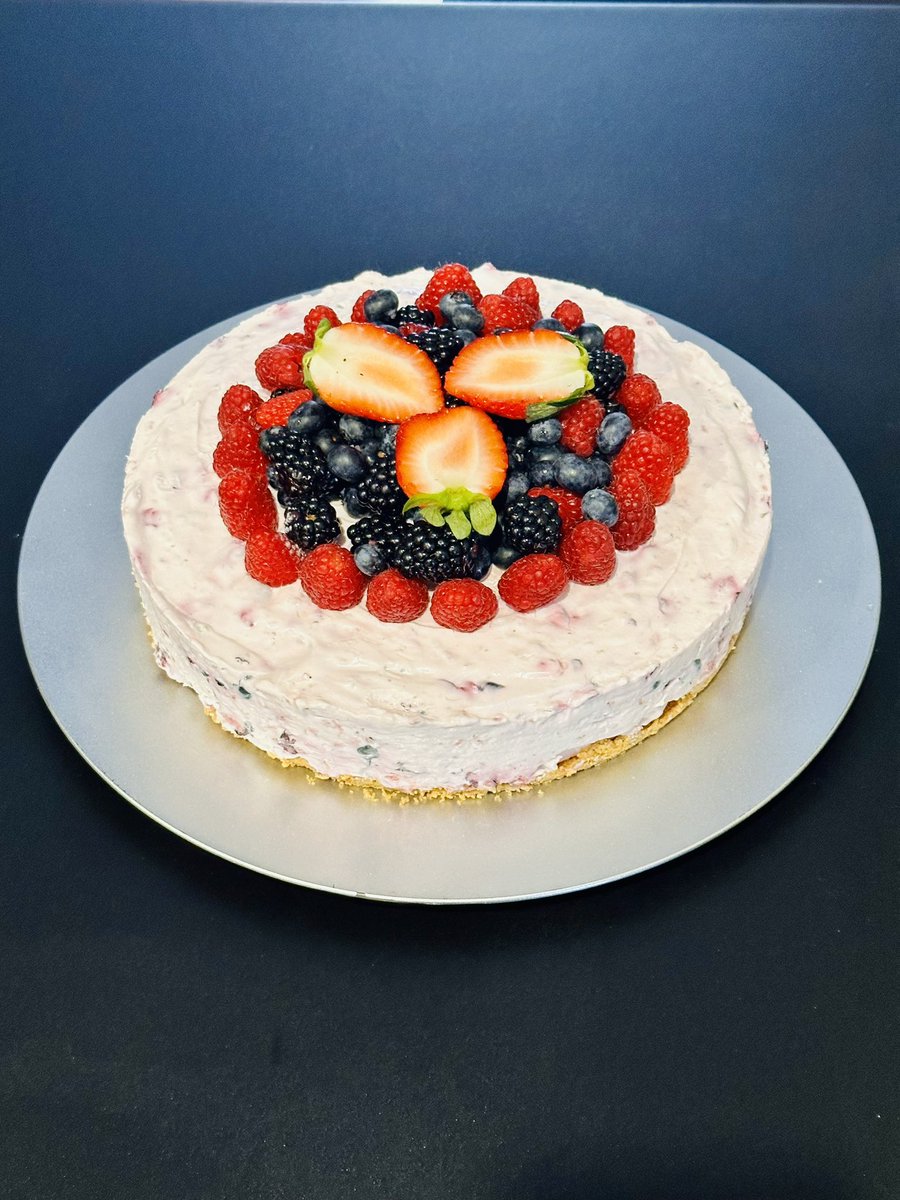 MDurnion's tweet photo. Life’s too short…eat the damn cheesecake!!! #cheesecake #berry #chocolateraspberry #amaretto #HomemadeDeliciousness https://t.co/QoiGmD2SAg