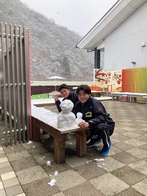 choumonkyo's tweet photo. 本日は雪が降っている長門峡です
この冬最初の雪だるまをお客様が作って下さいました♪
かわいいですね！
ちなみに雪は、土や木の部分には積もっていますが、道路には積もっていません https://t.co/I9O6zK7gBn